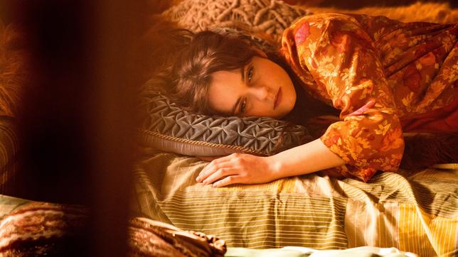 Gundel (Vanessa Loibl) erwacht und betrachtet die schlafende Sarah.