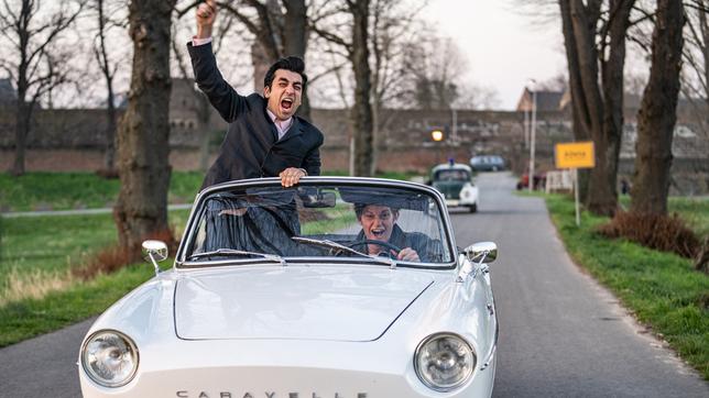 Bild: WDR/UFA Fiction/Martin Valentin Menke Winne (Damian Hardung, r.) und Bijan (Omid Memar) wollen mit dem geklauten Cabrio nach Berlin fahren und werden erwischt.