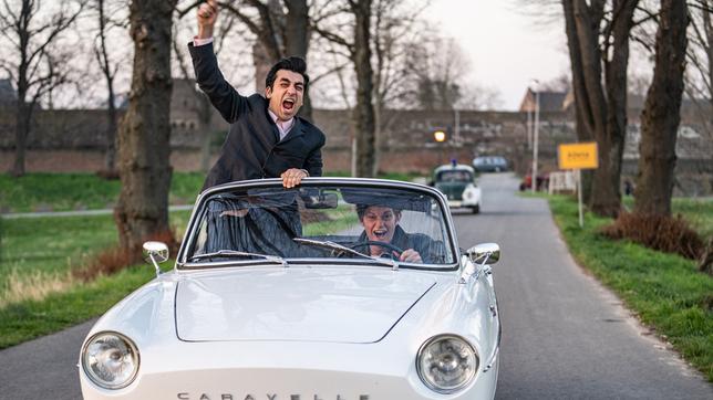 Winne (Damian Hardung, r.) und Bijan (Omid Memar) wollen mit dem geklauten Cabrio nach Berlin fahren und werden erwischt.