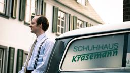 Benno Krasemann (Merlin Sandmeyer) parkt sein Auto vor seinem Schuhladen.