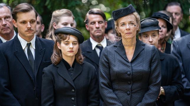 Bild: WDR/UFA Fiction/Wolfgang Ennenbach Christel Wolf, Tochter Gundel und ihr Verlobter Benno Krasemann (v.re.n.li.: Katja Riemann, Vanessa Loibl, Franz Hartwig) trauern auf der Beerdigung von Eduard Wolf.