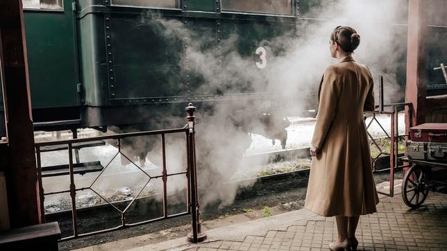 Gundel Krasemann (Vanessa Loibl) vor dem Zug am Bahnhof Altena.