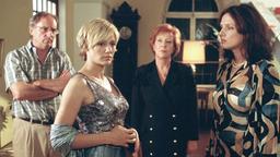 Die Stunde der Wahrheit: Eve (Sonsee Ahray Floethmann, 2. v. li.) muss sich vor Klaus (Günther Maria Halmer), Haushälterin Alma (Veronika Fitz) und Eva (Svenja Pages, re.) rechtfertigen.