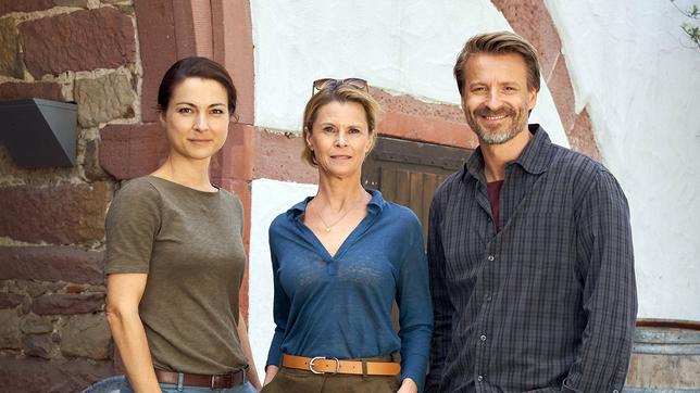 Die Waders (v. l. n. r.) müssen zusammenhalten: Anne (Henriette Richter-Röhl), Käthe (Leslie Malton) und Matthias (Max von Pufendorf) stehen mit dem Rücken zur Wand.