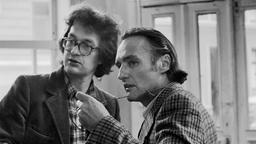 Legendär: Der von Wenders engagierte Dennis Hopper kommt direkt von den Dreharbeiten zu "Apocalypse Now" an den Set. Und ist so durch den Wind, dass das Projekt zu scheitert droht. 