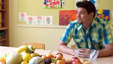 Bild: NDR/Marc Lorat Tim Mälzer vor Obst im Kindergarten Villa Kunterbunt