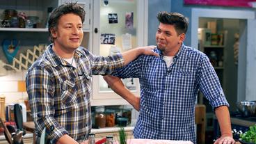 Bild: NDR/Matthias Haupt Tim Mälzer mit Jamie Oliver