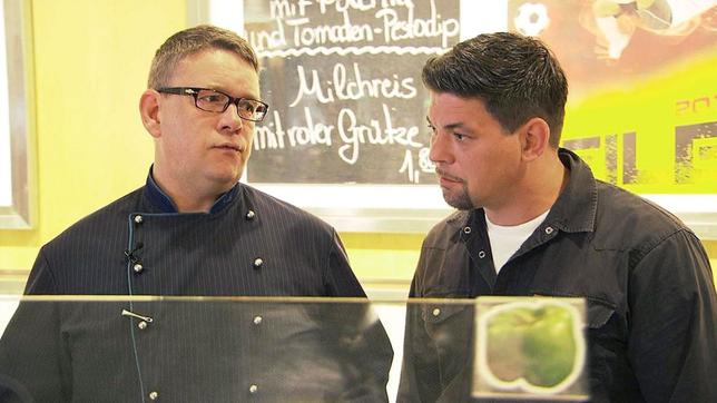 Tim Mälzer erkundigt sich in einer Hamburger Großkantine nach dem Lieblingsessen der Besucher