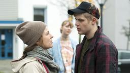 Olga Lenski (Maria Simon) legt sich mit Alex an (Karl Schaper), dem Anführer einer Gruppe Jugendlicher aus dem Dorf.