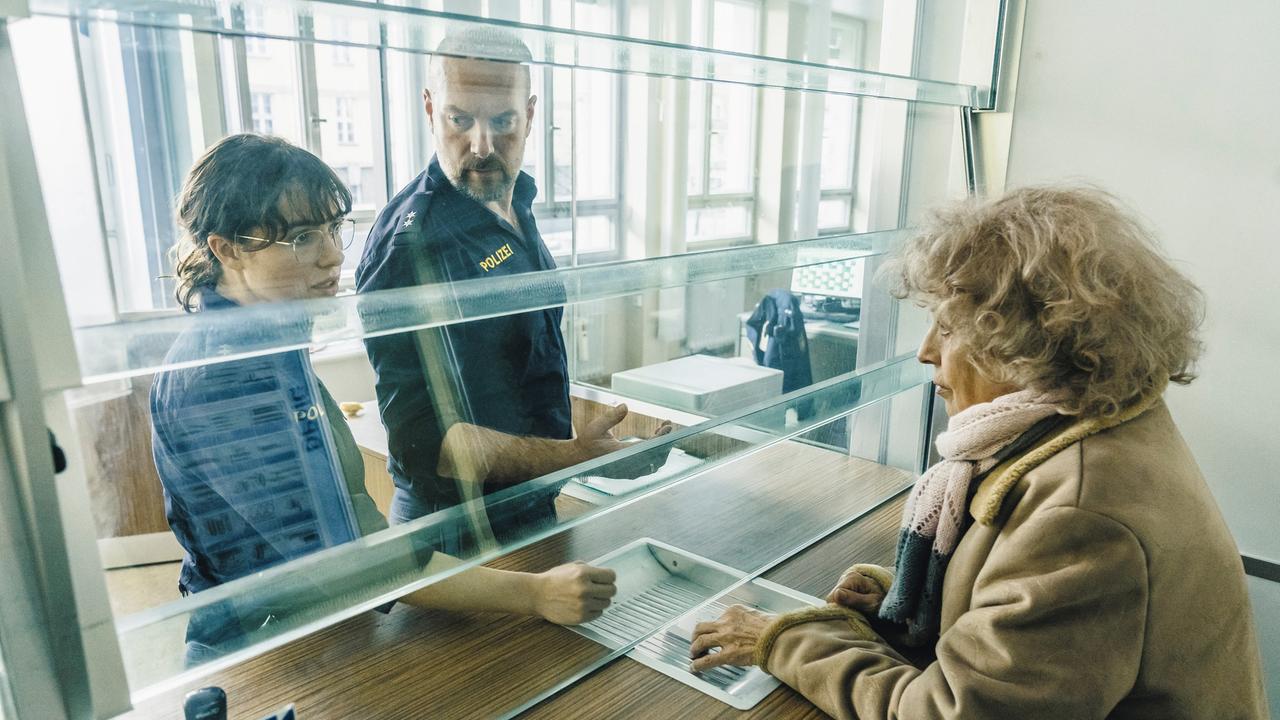 Polizeioberkommissarin Elisabeth "Bessie" Eyckhoff (Verena Altenberger) und Johanna Schrödinger (Ilse Neubauer),  (Mitte: Stephan Zinner) 