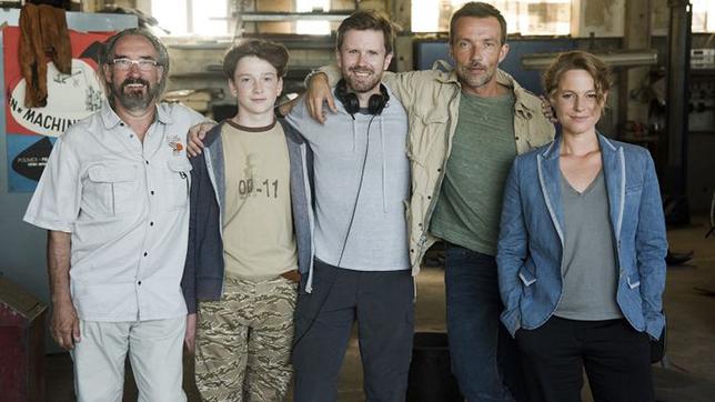 Bild: rbb/Oliver Feist Filmteam bei den Dreharbeiten (v. li. n. re.): Produzent Mario Krebs, Schauspieler Joshio Marlon, Regisseur Christian Bach, Schauspieler Lucas Gregorowicz und Schauspielerin Maria Simon
