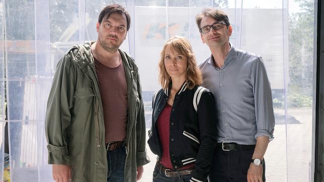 Bild: NDR/Christine Schröder Drehstart für den "Polizeiruf 110: Dunkler Zwilling" (AT): die Kommissare Katrin König (Anneke Kim Sarnau) und Alexander Bukow (Charly Hübner) mit dem Autor und Regisseur des Films, Damir Lukačević.Drehstart für den "Polizeiruf 110: Dunkler Zwilling" (AT): die Kommissare Katrin König (Anneke Kim Sarnau) und Alexander Bukow (Charly Hübner) mit dem Autor und Regisseur des Films, Damir Lukačević.