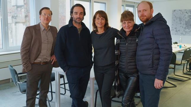 Drehstart für neuen "Polizeiruf 110: Tod einer Toten" (AT) aus Magdeburg (v.l.n.r.): Steffen C. Jürgens (Rolle Anton Lobrecht), Regisseur David Nawrath, Claudia Michelsen (Rolle Doreen Brasch), Claudia Michelsen, Produzentin Iris Kiefer und Kameramann Tobias von dem Borne (v.l.)