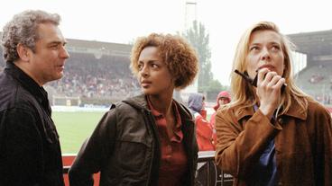 Simone Dreyer und Carol Reeding mit dem Trainer im Stadion