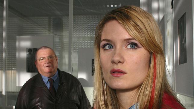 Bild: ARD Degeto Svenja, im Hintergrund Krause
