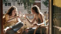 Valli (Amy Benkenstein) und Sandra (Hanna Hilsdorf) trinken Prosecco auf dem Balkon und plaudern. (v.l.)
