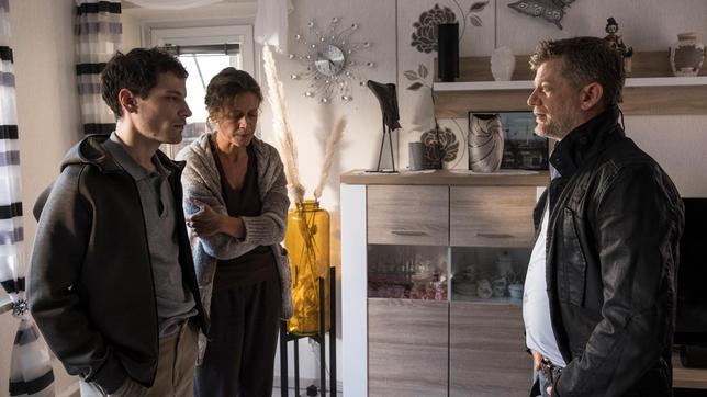 Bild: NDR/Christine Schröder Anton Pöschel (Andreas Guenther) macht sich ein Bild von Nathalies familiärem Umfeld; Marc Wiegand (Max Krause) und Sonja Gerber (Katharina Spiering).