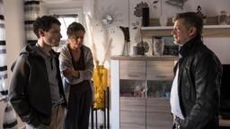 Anton Pöschel (Andreas Guenther) macht sich ein Bild von Nathalies familiärem Umfeld; Marc Wiegand (Max Krause) und Sonja Gerber (Katharina Spiering).