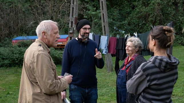 Auf der deutschen Seite der Oder wird Leon Herne (Kai Dannowski), der Teil einer Jagdgesellschaft war, mit einer Schussverletzung tot aufgefunden. Die beiden Kommissare Alexandra Luschke (Gisa Flake) und Karl Rogov (Frank Leo Schröder), die in diesem Fall zum ersten Mal gemeinsam ermitteln, folgen seiner Spur durch den Wald auf die polnische Seite und bekommen es mit Verdächtigen zu tun, die sich ihrer Rechte sehr wohl bewusst sind. - Frank Leo Schröder, Regisseur Tomasz E. Rudzik, Izabela Baran und Anita Poddębniak am Set.