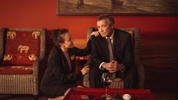 Der Kriminaloberrat a.D. Josef Murnauer (Michael Roll) mit seiner Tochter Elfi (Theresa Hanich) in der Hotelbar. Elfi macht sich Sorgen, weil ihr Vater gedanklich sehr abwesend erscheint.