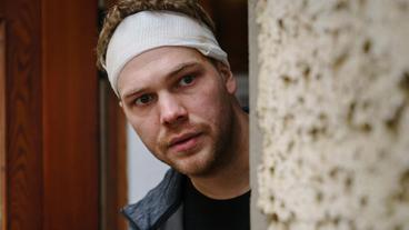 Bild: MDR/filmpool fiction/Stefan Erhard Brasch stuürmt aus dem Kuhstall ins Haus. Alex (Ben Münchow) haut gleichzeitig ab.