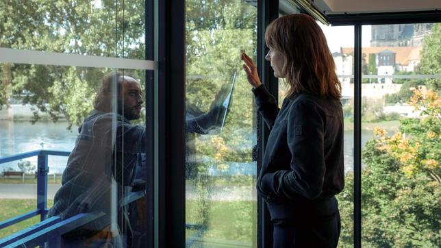 Bild: MDR/filmpool fiction/Conny Klein Brasch (Claudia Michelsen) taucht bei Tomi (Kai Müller) auf, der mit seinem Onkel Dejan beim Fensterputzen ist.