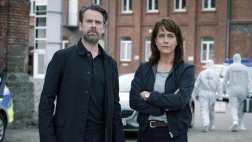 Bild: MDR/Stefan Erhard Brasch (Claudia Michelsen) und Köhler (Matthias Matschke) kommen am Tatort an.