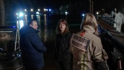 Brasch (Claudia Michelsen) und Lemp (Felix Vörtler) am Fundort von Ronnys Fahrrad, das von Tauchern geborgen wurde.