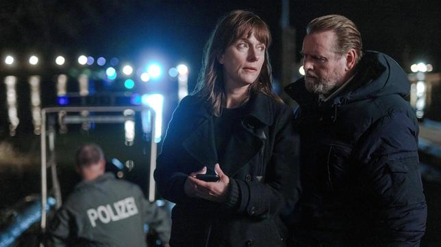 Bild: MDR/Stefan Erhard Brasch (Claudia Michelsen) und Lemp (Felix Vörtler) am Fundort von Ronnys Fahrrad, das von Tauchern geborgen wurde.