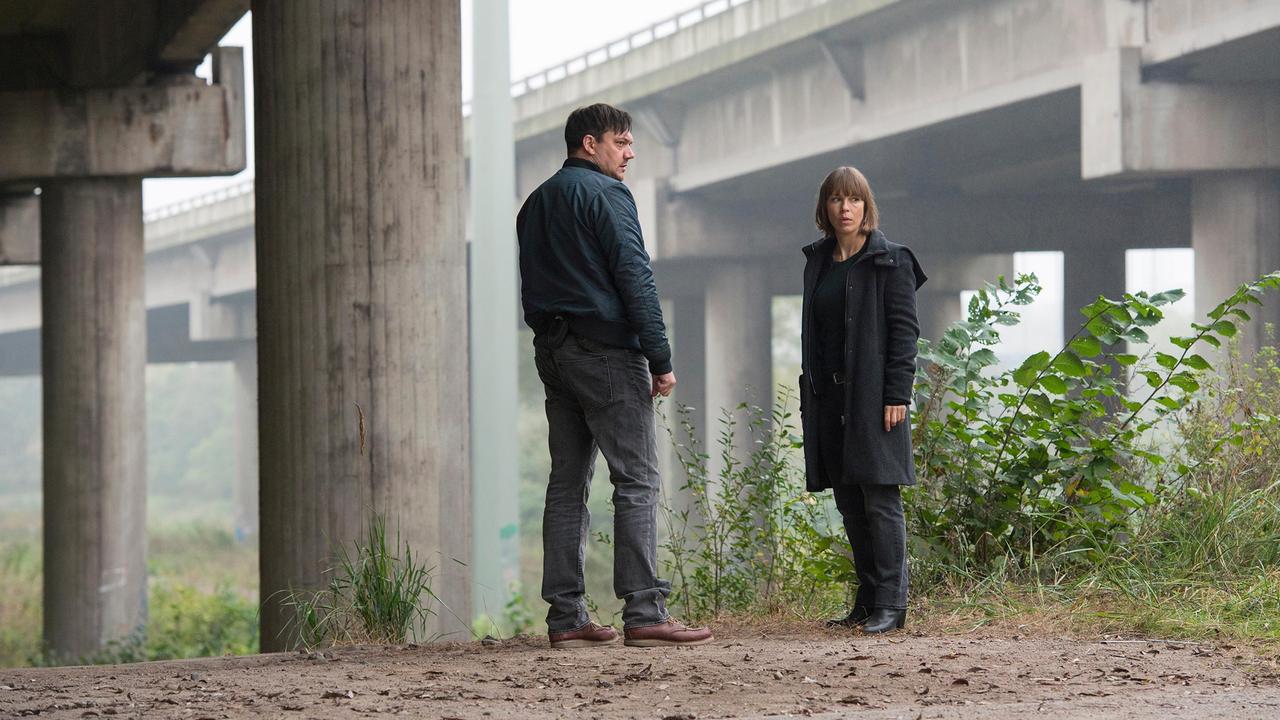 Bukow (Charly Hübner) und König (Anneke Kim Sarnau) am Tatort.