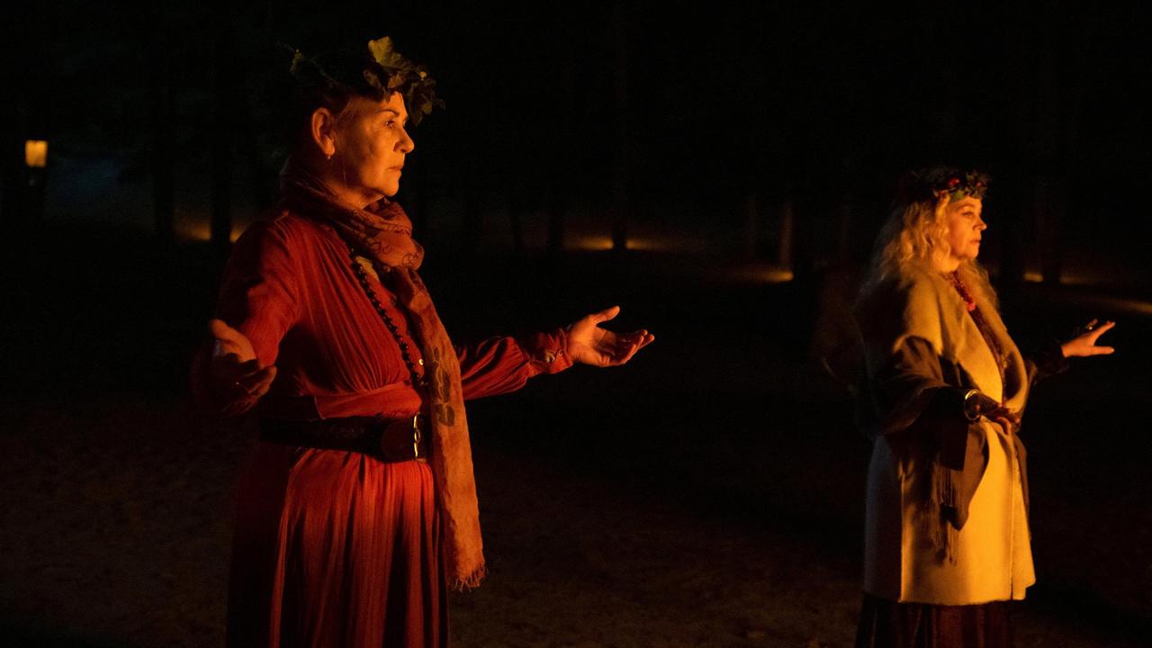 Der Frauenkreis feiert Samhain. Doris Petersen (Birgit Berthold), Peggy Sasse (Yvonne Johna)