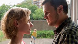 Die Ex-Ultra Doreen (Lana Cooper) und ihr Sohn haben sich mit Patrick Timmermann (Frederic Linkemann) eine neue Existenz aufgebaut.