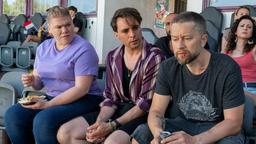 Die Kriminalkommissare Vincent Ross (André Kaczmarczyk, mi) und Alexandra Luschke (Gisa Flake, li) vom deutsch-polnischen Kommissariat in Swiecko konfrontieren Jakub Sobinski (Adrian Topol, re), während eines Fußballturniers einer Amateurfußball-Jugendmannschaft, mi einem Gerücht.