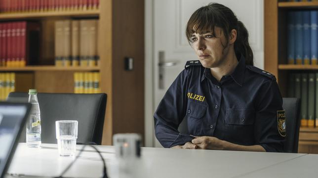 Bild: BR/maze pictures GmbH/Hendrik Heiden Elisabeth (Verena Altenberger) wird von Vitus Hochleitner verhört.