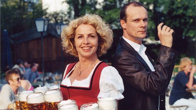 Bild: BR/Christian Rieger Polizeiruf 110 – Die Maß ist voll: Kriminalhauptkommissarin Jo Obermaier (Michaela May) Kriminalhauptkommissar Jürgen Tauber (Edgar Selge) ermitteln undercover in einem Biergarten.