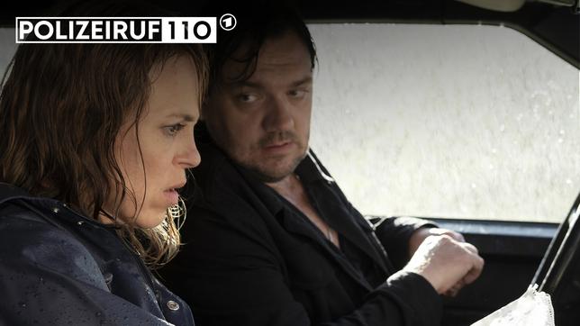 Bild: NDR/Christine Schroeder Am Tatort: Katrin König (Anneke Kim Sarnau) und Sascha Bukow (Charly Hübner).