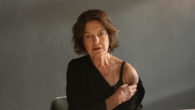 Bild: NDR/Christine Schroeder Elke Hansen (Angela Winkler) zeigt Bukow (Charly Hübner) Spuren der Misshandlung durch ihren Mann.
