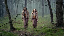 Giorgia (Luana Stappenbeck) und Sara (Kate Towe) gehen durch den Wald.