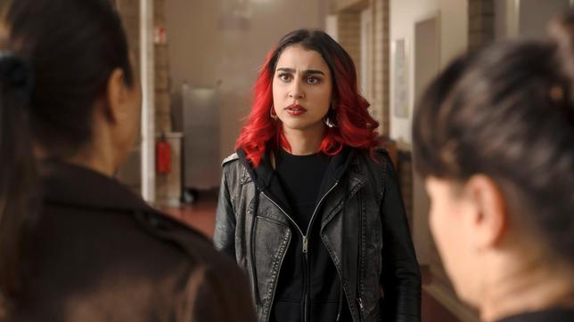 Bild: MDR/filmpool fiction/Stefan Erhard Aalisha (Hannah Gharib, mitte) sucht die Nähe zu ihrer Familie, doch Mutter Halime (Tahani Salim, l.) und Schwester Nadira (Eman Dwagy, r.) wenden sich ab.
