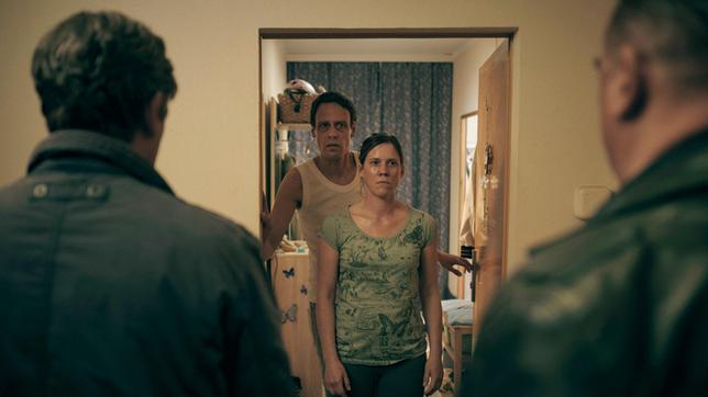 Bild: MDR/filmpool fiction/Felix Abraham Henry Koitzsch (Peter Kurth) und Michael Lehmann (Peter Schneider) treffen an derer Wohnung auf Familie Werner (Katrin Hansmeier und Matthias Walter), um die Nachricht vom Tod ihrer Tochter zu überbringen.