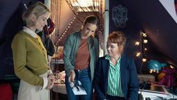 Im alten Zimmer ihrer Tochter führt Evelyn Sonntag (Judith Engel) Katrin König (Anneke Kim Sarnau) und Melly Böwe (Lina Beckmann) zu wertvollen neuen Hinweisen.