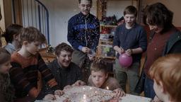 Im Frühstücksraum des Kinderheimes gibt es ein Geburtstagsständchen. Ronny (Johann Barnstorf) bläst die Kerzen auf seiner Geburtstagstorte aus.