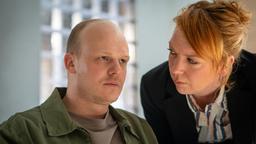Im Verhör mit Melly Böwe (Lina Beckmann): Versucht Felix Lange (Sebastian Jakob Doppelbauer), junge Menschen in den Suizid zu treiben?