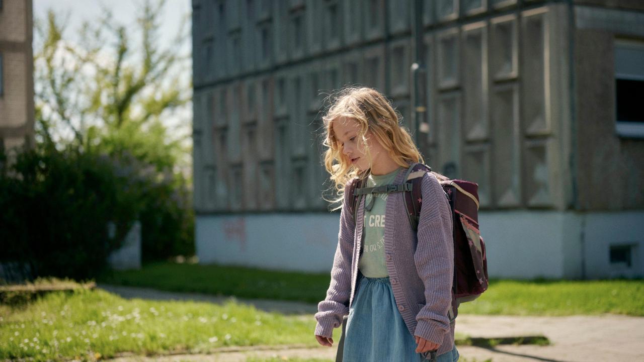 Inka Werner (Merle Staacken) auf ihrem Schulweg.