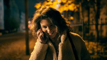 Bild: MDR/filmpool fiction/Felix Abraham Katrin Sommer (Cordelia Wege) telefoniert in der Mordstraße.