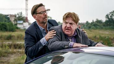 Bild: MDR/Stefan Erhard Kettwig (Hans-Jurgen Alf) wird unsanft von Kehr (Michael Maertens) zu Aussagen bewegt.