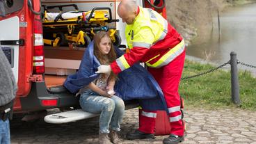 Kim (Lucie Hollmann) wird betreut.