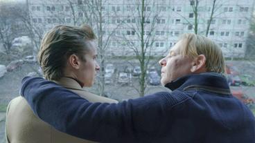 Bild: MDR/filmpool fiction//Stefan Erhard Klaus (Ben Becker) und Henry (Anton von Lucke, li.) sitzen auf der Balkonbrüstung; Henry will sich um Saras Beerdigung kümmern.