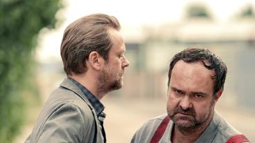 Bild: MDR/filmpool fiction/Stefan Erhardt Köhler (Matthias Matschke) geht mit Guido (Tom Keune) vor die Tür, dieser ist außer sich vor Wut.