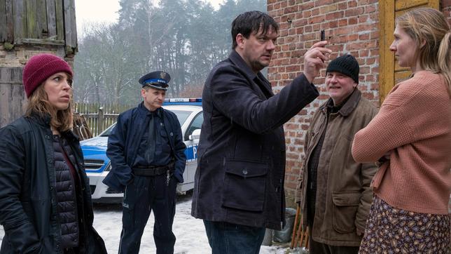 Bild: NDR/Christine Schroeder König (Anneke Kim Sarnau) und Bukow (Charly Hübner) suchen Sami und Keno in Polen (mit Pawel Niczewski, 2.v.l., Pawel Adamski, 2.v.r. und Maria Dabrowska).